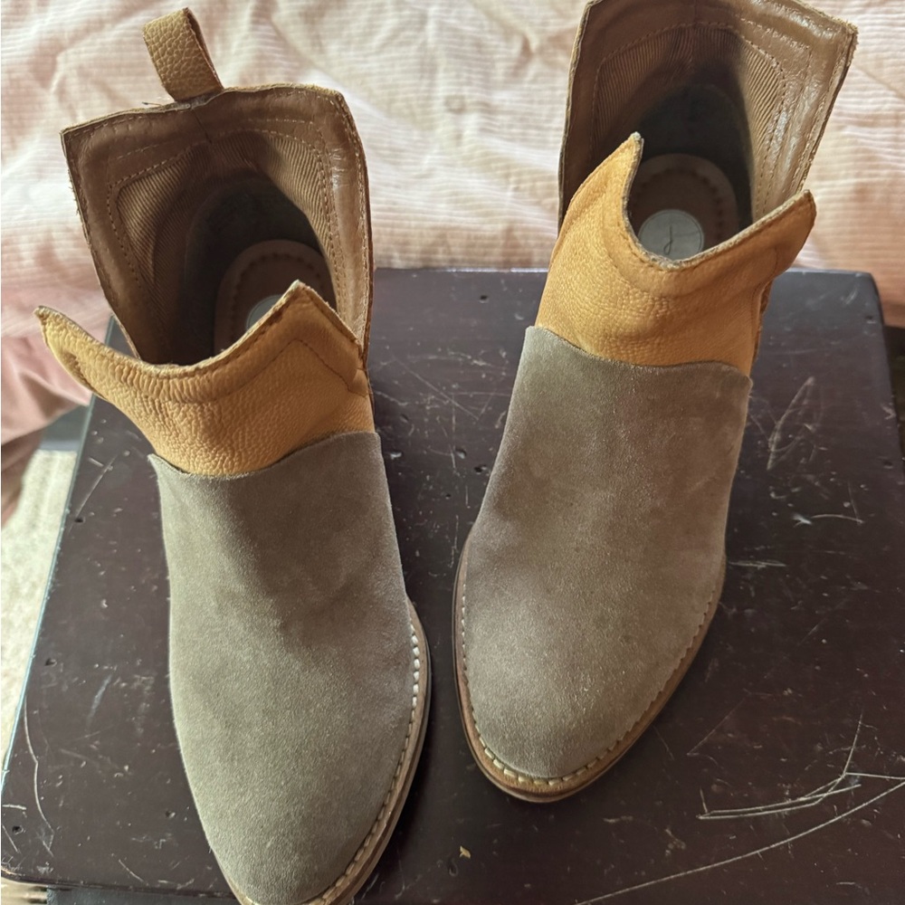 👢👢👢Tan and Brown Women's Ankle Boots 👢Size 7.5👢👢👢